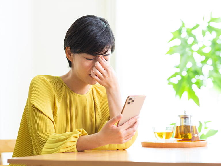 20～30代も気を付けたい<br>「スマホ老眼」